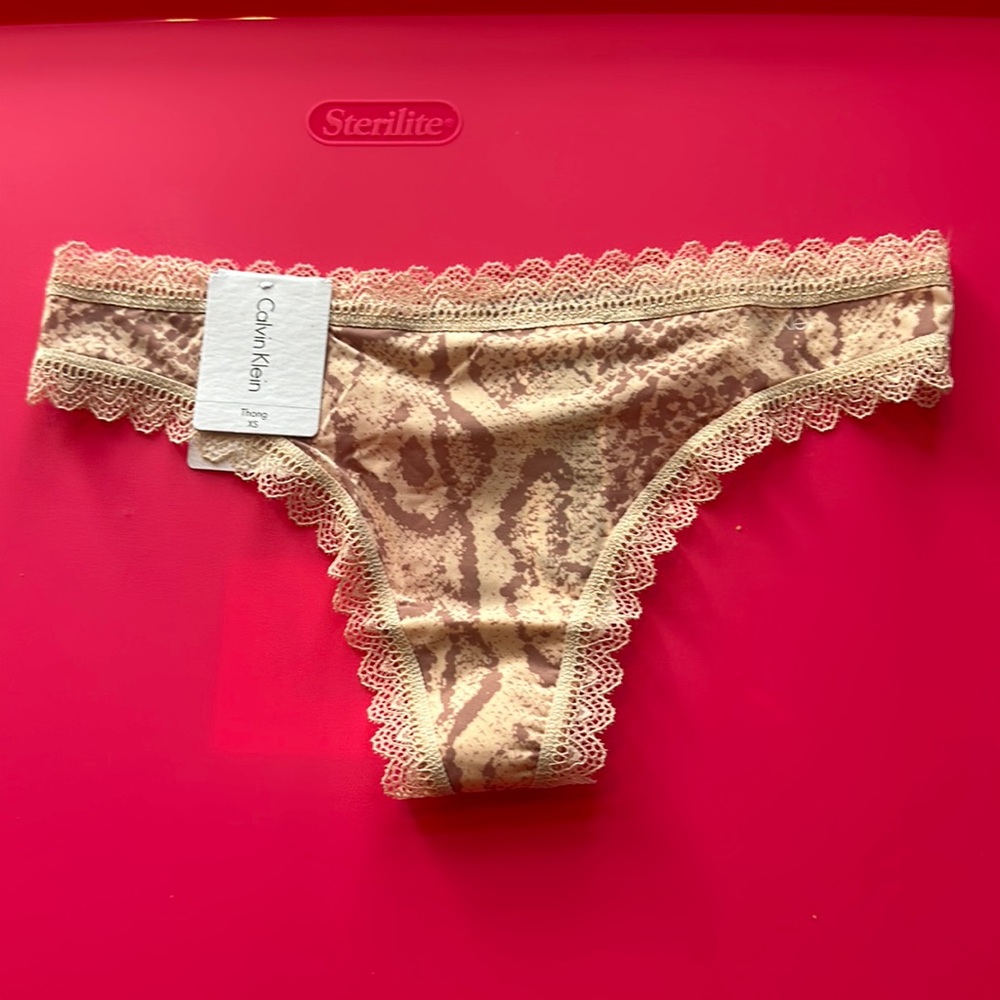 CALVIN KLEIN PRINTED THONG: SNAKESKIN PRINT: NWT: SZ XS